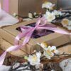Pudelko-z-Okienkiem-11x11x2-cm-Na-Prezent-Opakowanie-Prezentowe-Fasonowe-Liczba-sztuk-w-ofercie-1-szt Pudełko prezentowe z okienkiem 11 × 11 × 2 cm | Naturalne | 1 szt.